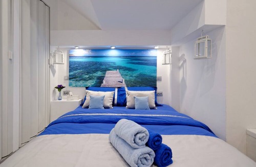 Mousio Apartment | SANTORINI STYLE IN ATHENS! GERGEOUS BATHTUB/NATHIONAL ARCHEOLOGICAL MUSEUM