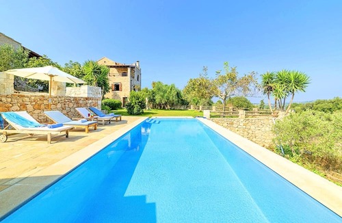 Sellia Villa | Villa 'Two-Bedroom Apartment - Garden View' with Mountain View, Wi-Fi and Air Conditioning