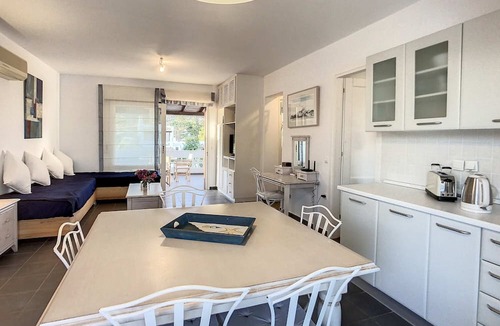 Plepi Apartment | Beach Loft Apartment with Sea View, Wi-Fi, and Air Conditioning