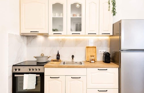 Stavroupoli Apartment | The PINE, Stylish Thessaloniki Stay & Priv Parking