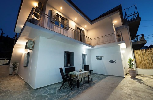 Poros Apartment | Luxury Villa Yvonni is a cosy, modern new built villa with 2 separate apartments