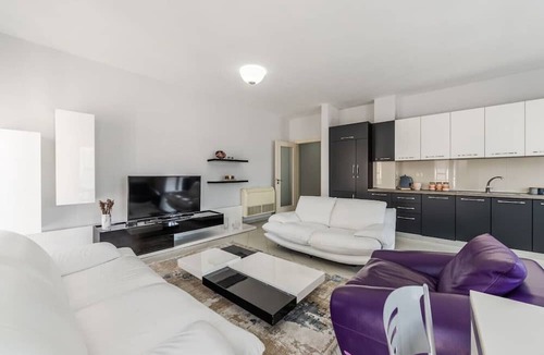Shkoder Apartment | Central G`juhadol 2BR Apartment with Free Parking