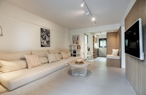 Vouliagmeni Apartment | Directly before the sea.Direkt vor dem Meer