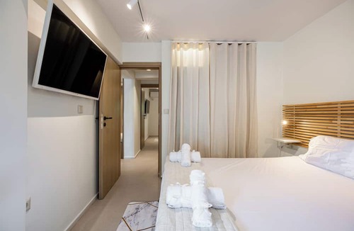 Vouliagmeni Apartment | Directly before the sea.Direkt vor dem Meer