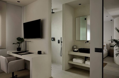 Khalandrion House | Endearing Athens Suite | Helios Suite | 1 Bedroom | Private Furnished Balcony | Prime Location | Chalandri