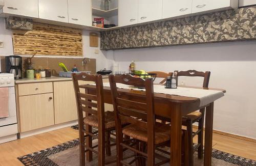 Molos Apartment | Cozy διαμερισμα με πάρκινγκ και BBQ κοντά στα καμένα βούρλα