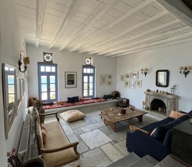 Exomvourgo House | Scalinata Tinos, Sophisticated living