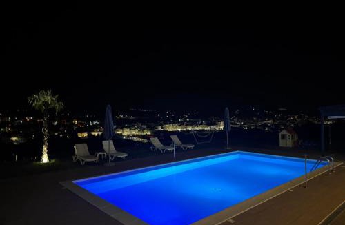 Grevena Villa | Luxury Villa Rafaela Οικογενειακή βίλα με ιδιωτική πισίνα, BBQ κ παιχνίδια Ιδανική για οικογένειες με παιδια