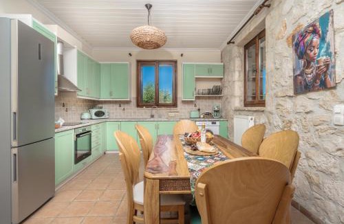 Gaitanion Villa | MANGO & PAPAYA - Country Luxury Living - Private Pool & Olive Grove - Dog Friendly & Remote Work Friendly