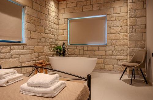 Makrys Tichos House | Golden Stone Villa at Chrissi Akti