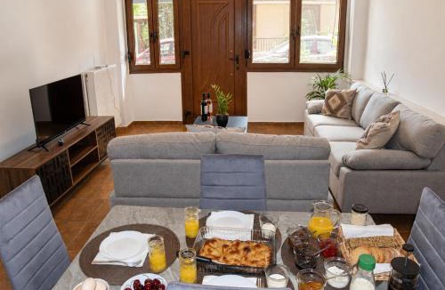 Trikala Apartment | Fully Renovated Apartment -700m from Mill of Elves-Free Parking & Fast WiFi