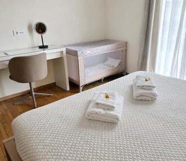 Gazi Apartment | Spacious Art Home in Gazi Near Metro 2 min