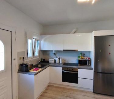 Malevizi Apartment | Villa petroula Cozy Modern Home & Private Garden