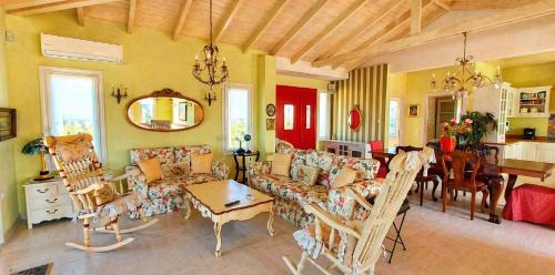 Drama Villa | Villa AVRA