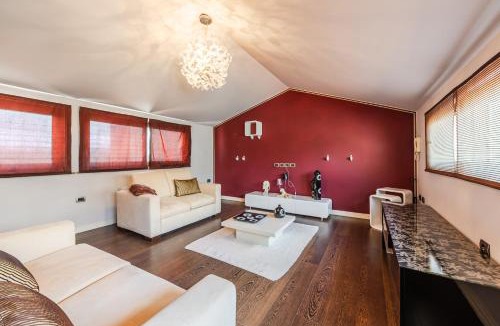 Farke Villa | Tranquility Villa with Pool Private Garden & BBQ by PikHost