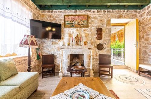 Vuno Apartment | Mosaic of Vuno 2 Stories in Stone, Views & Love