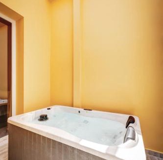 Ermoupoli Bed & Breakfast | ATELIER5 Suites
