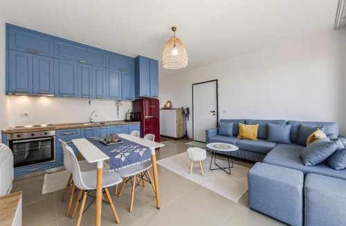 Sakës Apartment | Golden Hour Balcony Apartment Pool & Beach 100m by PikHost
