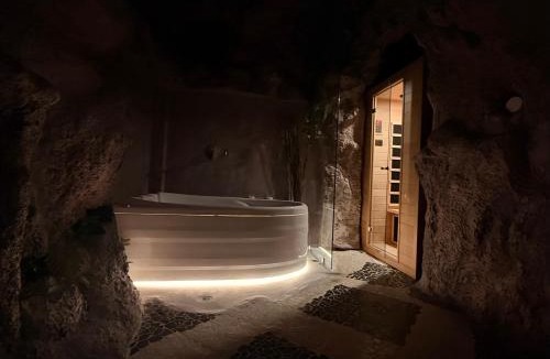 Pylaia-Chortiatis Apartment | Luxury Cave Suite with Private Jacuzzi & Sauna