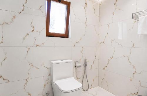 Mbrostar-Urë Apartment | Pine Villa