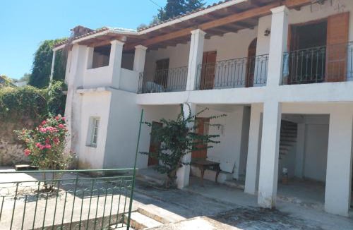 Aleimmatades Apartment | Antistoni Vacation House Scenic Nature View, Private Balcony & Yard