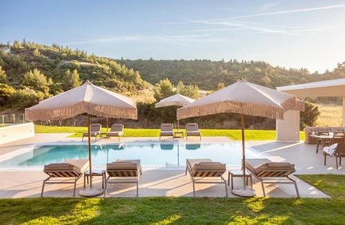 Pefkochori Villa | Kallies villas with shared Pool