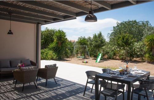 Aegina Town House | Green & Purple