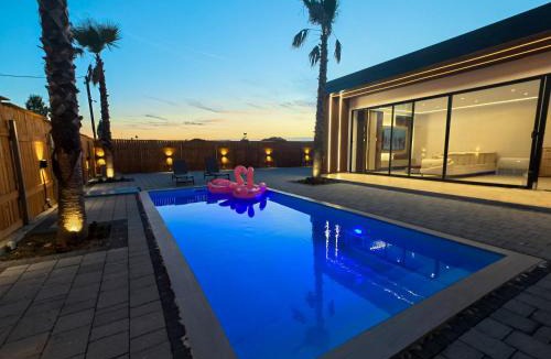 Nikel Villa | Lakeside Palms