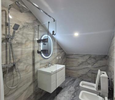 Kamez Apartment | FloVa Apartment
