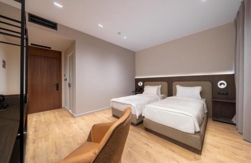 Sllatina e Madhe Hotel | Fly Inn Hotel
