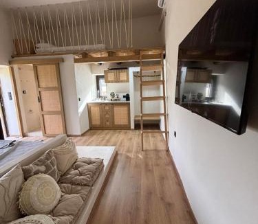 Omales House | Mani Spot Elmare