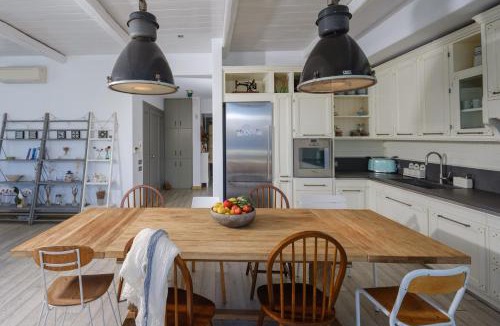 Agios Nikolaos Town Villa | Villa Aiolos Glaros - Seafront Retreat near Agios Nikolaos