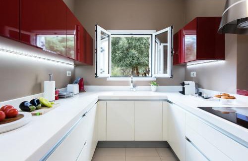 Spartylas Villa | Terra Rossa Holiday 3BD Holiday Home with Seaview