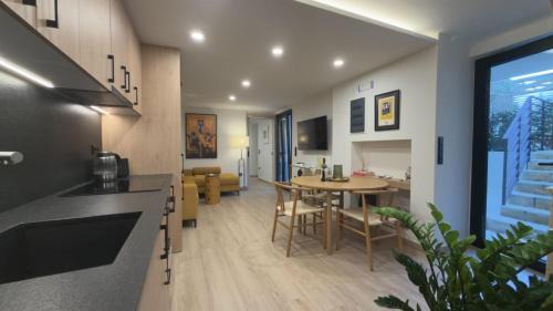 Mikrolimano Apartment | Myronos suite with plunge pool