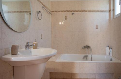 Kefalari Villa | Villa Artia - Subtle elegance in a seaside village
