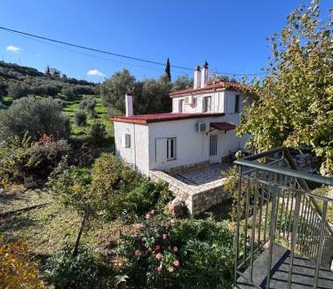 Eliki House | Δωμάτια Εξοχή-With fireplace and view to the sea