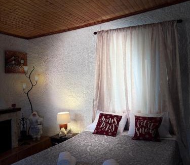 Eliki House | Δωμάτια Εξοχή-With fireplace and view to the sea
