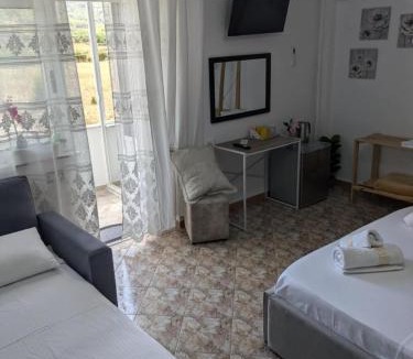 Lazarat House | Guest House KrisHen