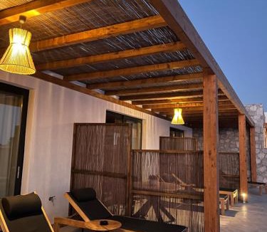 Milos Bed & Breakfast | Obsidian Suites Milos