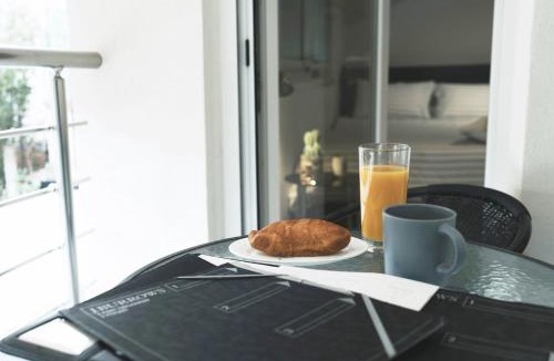 Dafni Apartment | Luxury 2 storey 2bedroom condo with Private Jacuzzi & patio - Athens