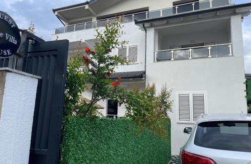 Kamez House | Guest House White Villa