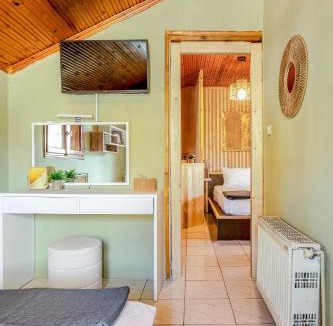 Sykies Apartment | Cozy 1894 Old Heritage Maisonette - Private courtyard- by JK