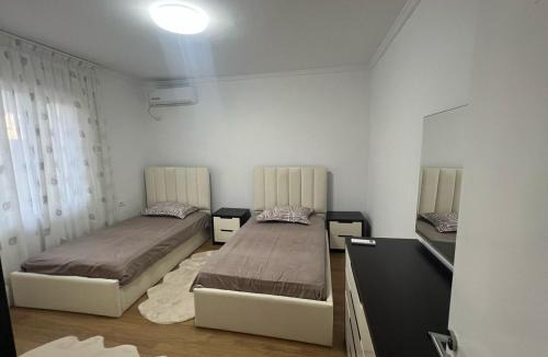 Mbrostar-Urë Apartment | House