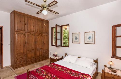 Episkopi House | Traditional Home Retreat with Panoramic Almyros Bay View & Wine Cellar