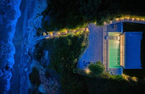 Agios Matthaios House | Rouvelas Waterfront Nest