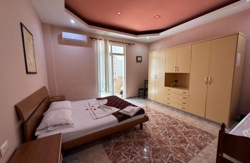 Mbrostar-Urë Hotel | Chicago hotel