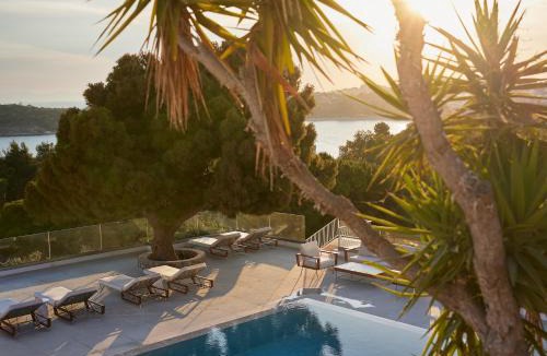Vouliagmeni Hotel | The Roc Club, A Hotel to Live