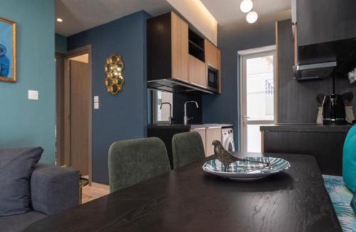 Gazi Apartment | Artistic apt in vibrant Gazi with large terrace by GHH