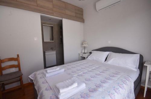 Kalyvia Thorikou Apartment | VillaVita Modern 3BR,Garden & BBQ, Walk to Beach