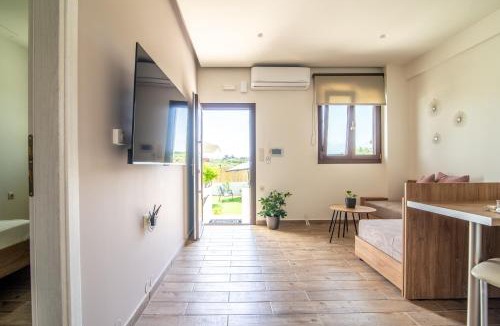 Malevizi Apartment | Cozy House with Pool near Beach
